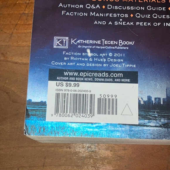 Divergent Book by Veronica Roth - Picture 2 of 9